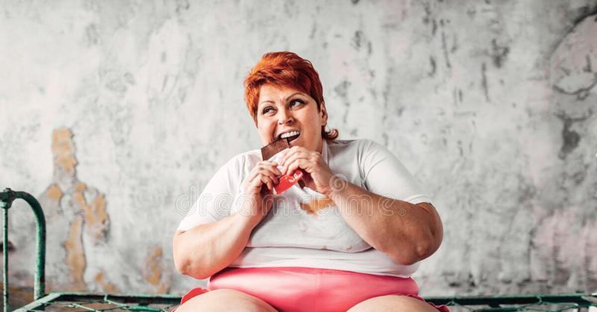 Видео старых толстых баб. Толстый сидит. Шоколад и ожирение. Толстушка сидит.