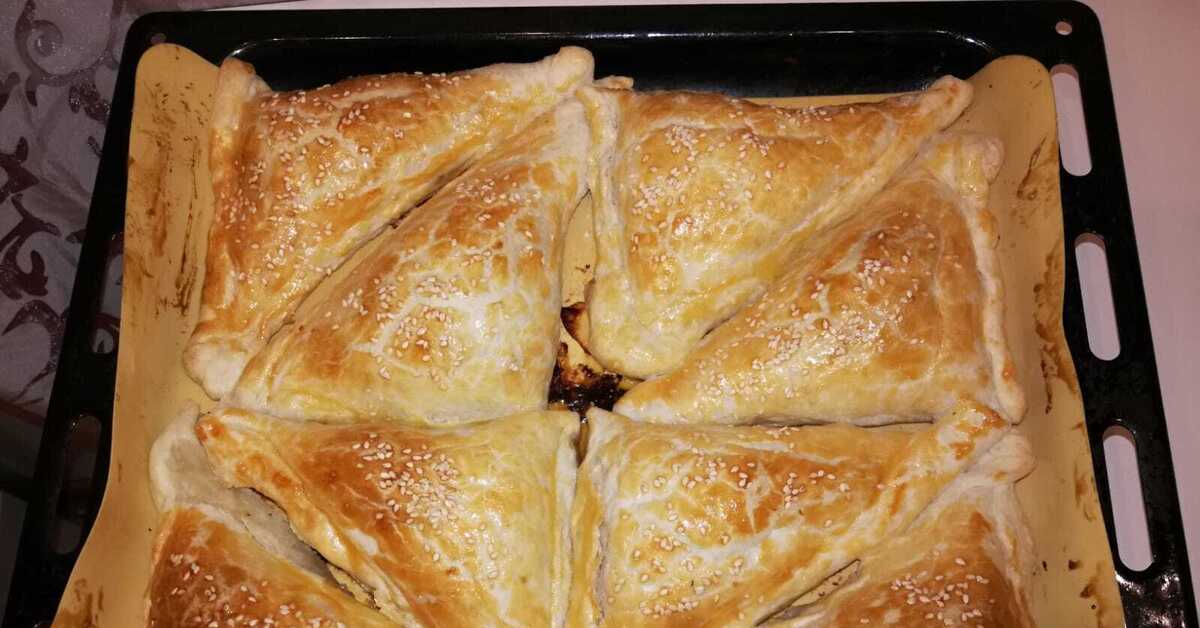 Самса из теста фило рецепт. Хачапури с колбасой и сыром. Хачапури с сыром из слоеного. Хачапури с кунжутом. Завернуть хачапури