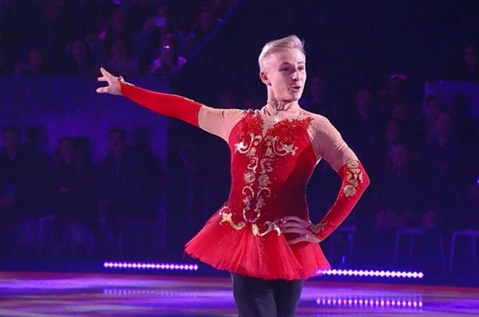 В стране действует закон о запрете пропаганды ЛГБТ. А в это время на Первом канале в субботу в прайм-тайм