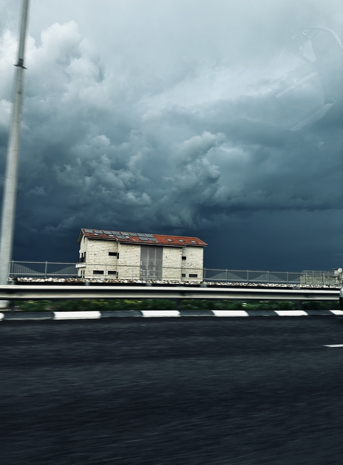 Дом у дороги