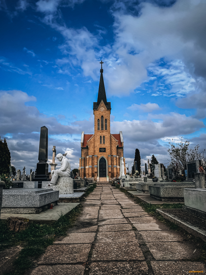 Церковь на сербском кладбище