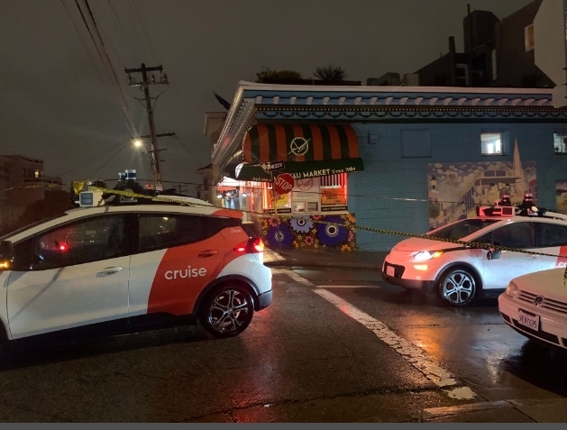 Роботакси GM Cruise в Сан-Франциско проехали ограждения и запутались в электрических проводах на дороге после урагана