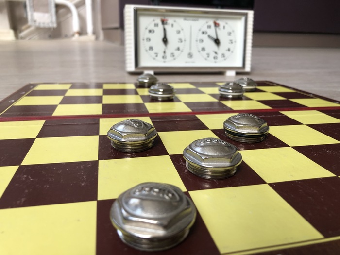 Настоящего сантехника видно даже тогда, когда он играет в шашки)))