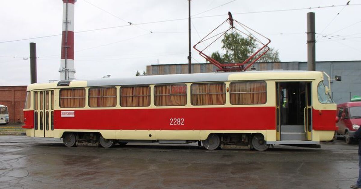 Трамвай 4 ижевск. Трамвай Ижевск 2318. ИЖГЭТ Ижевск экскурсионный трамвай. Трамвай Ижевск 5840. Трамвай 2003 Ижевск.