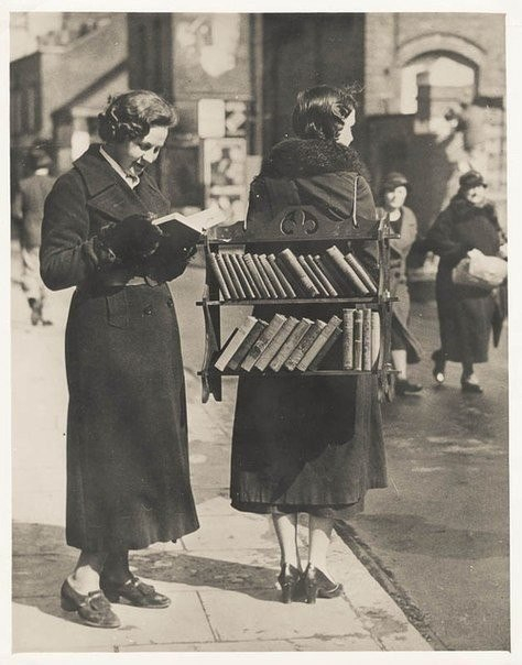 Английский мобильный библиотекарь. 1930–е годы, Лондон Фотография, Библиотекарь, Черно-белое фото