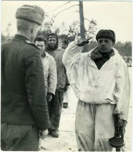 будь внимателен. будьте бдительны плакат. бывший товарищ. будь бдителен враг не дремлет. товарищ полковник мемы.