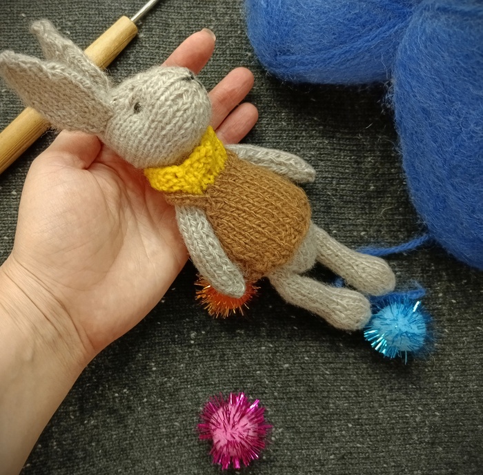 Милейший зайчишка спицами