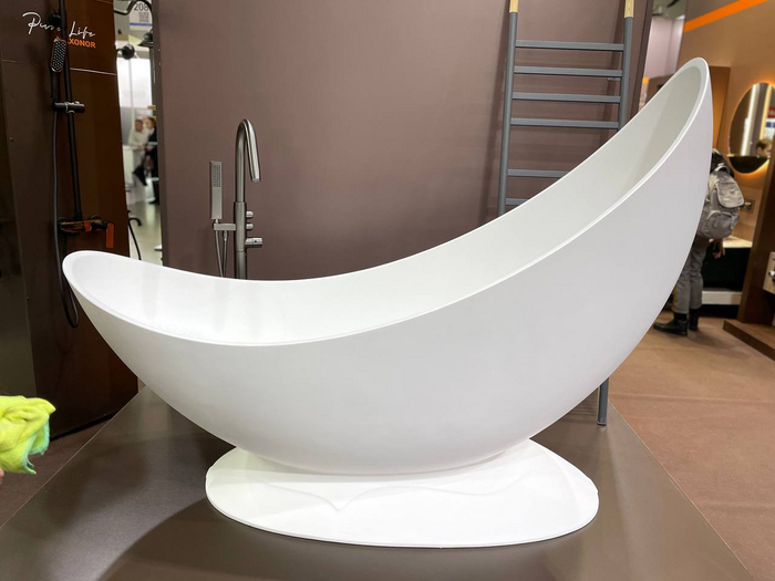 Какая красотка! Угадайте, на сколько литров рассчитана эта ванна