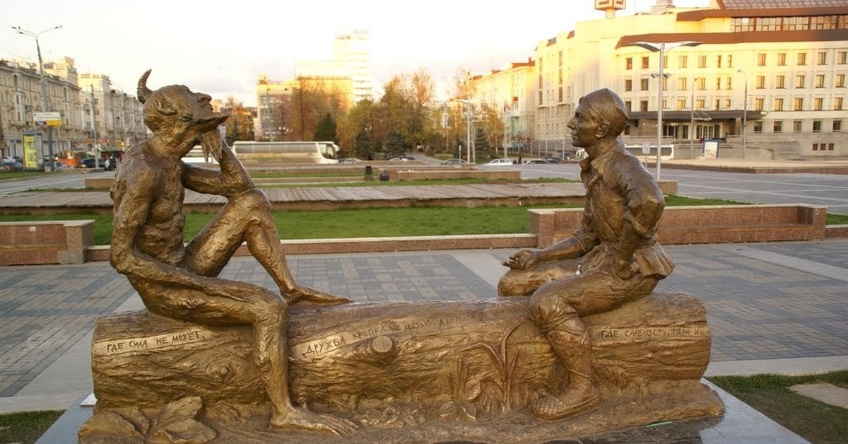 Шурале это. Памятник Шурале в Казани. Театр Камала Шурале. Памятник Шурале в Казани у театра. Скульптура загадки Шурале в Казани.