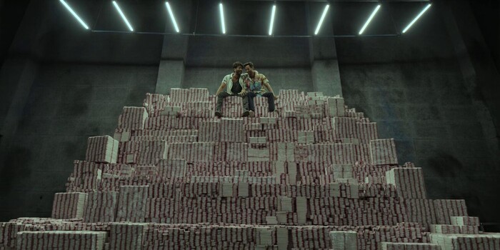 Санни и Фироз на куче фальшивых денег