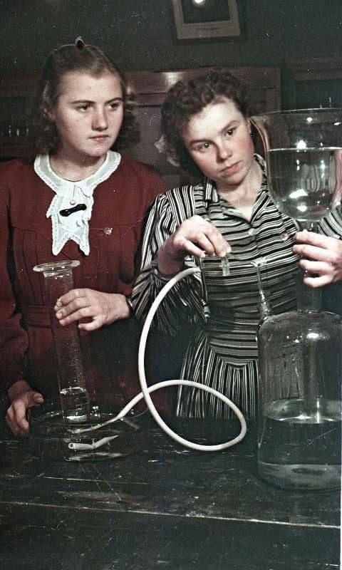 Юные самогонщицы