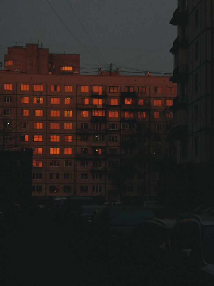 Закатное небо в окнах города