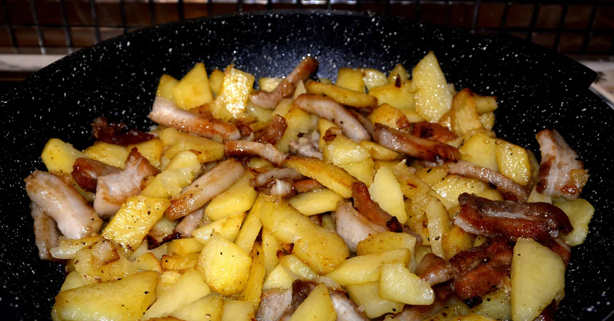 Жареная картошка посыпана пряными. Картошка с салом. Картошка на сковородке. Жареная картошечка с салом. Картошка с салом на сковороде.