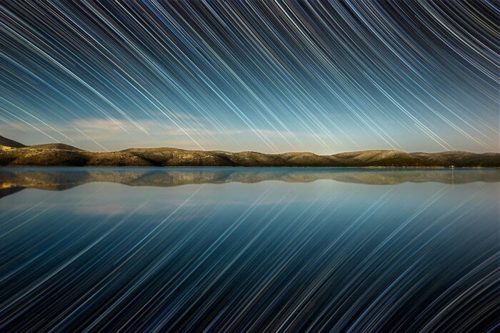 На этом снимке, сделанном с острова в Хорватии, видны следы звёзд, выдающие вращение Земли