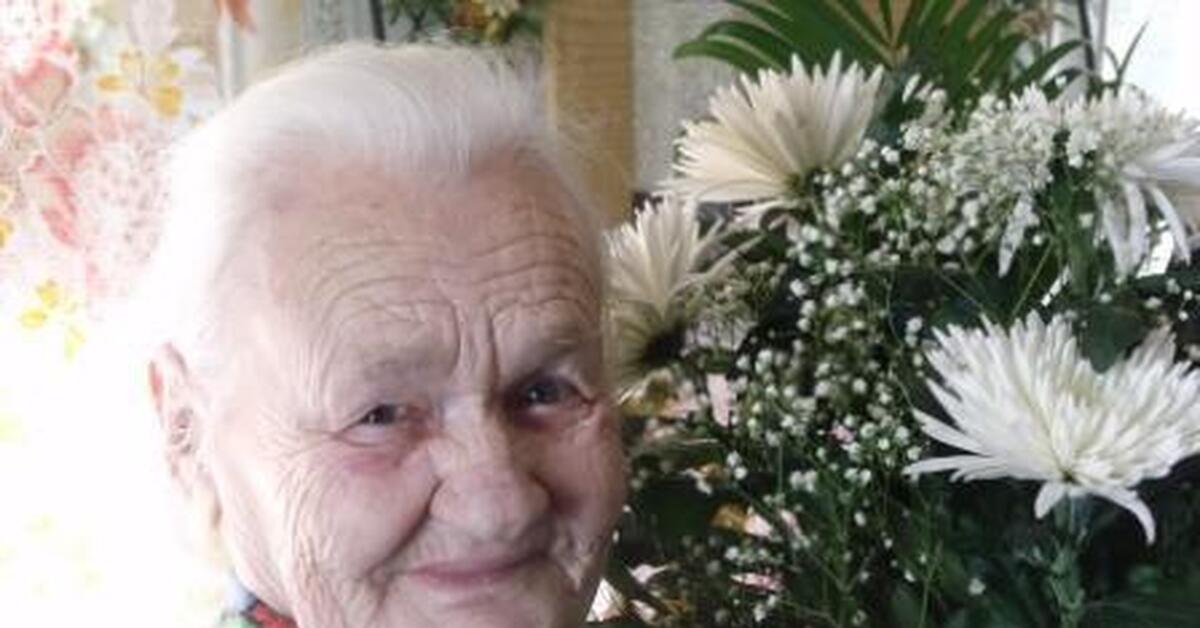 Бабки телеграм канал. Бабушка с цветами. Пенсионеры и цветы. Цветы наших бабушек. Букет для бабушки.