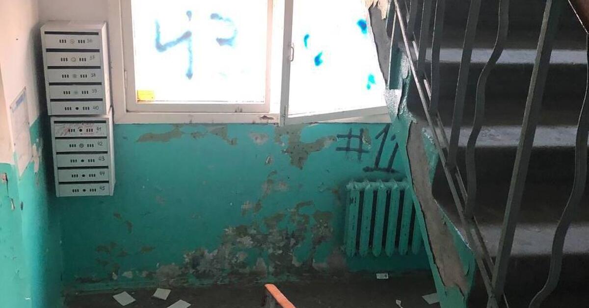 Убитый подъезд. Сломанный подъезд. Подъезд в многоквартирном доме.