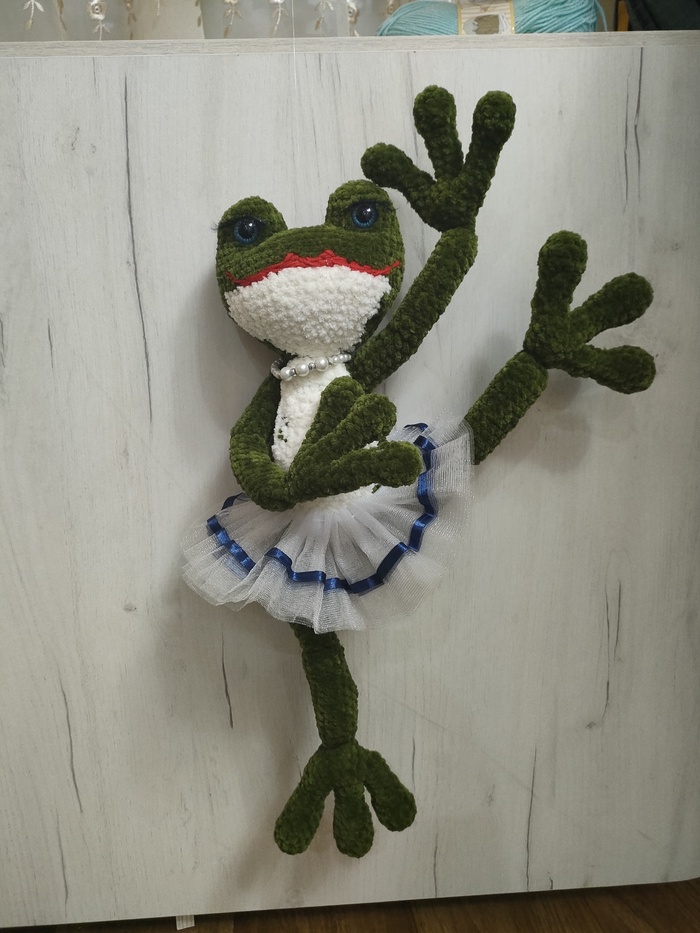 Вот вам лягушка балерина))