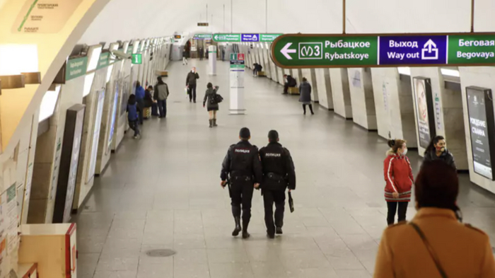 Петербуржцев, улыбающихся в общественных местах, начали задерживать и проверять на наркотики