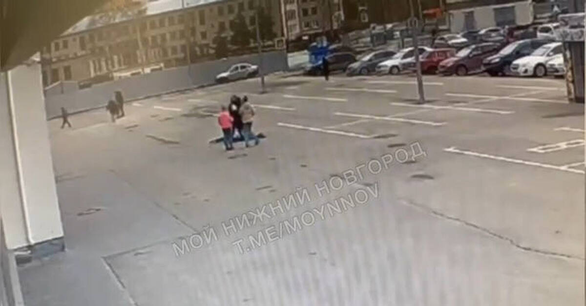 Самокат сбил человека. Девушка сбила ребёнка на самокате. Парковка фото. Сбил девочку в Нижнем Новгороде.