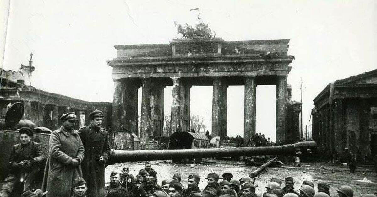 Берлин 5 мая укажите год. Бранденбургские ворота 1945 год. Берлин, май 1945. 2 Мая 1945.