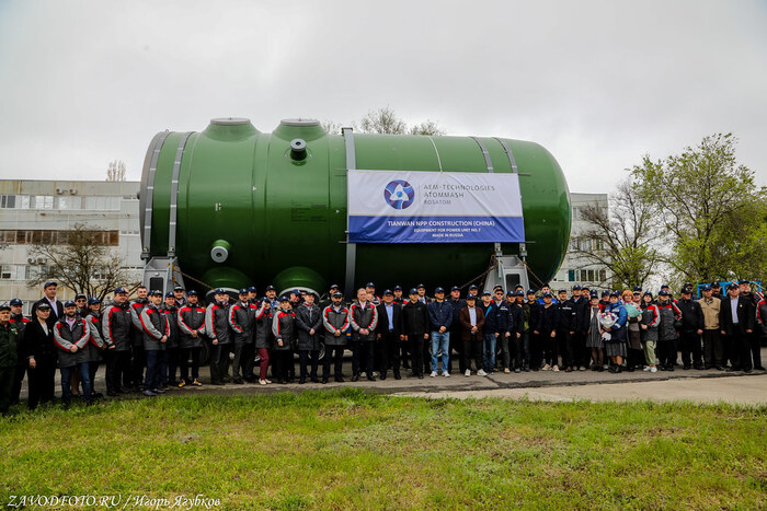 Из серии «Именно они делают Россию великой» / снято мной на Атоммаше (входит в машиностроительный дивизион Росатома - Атомэнергомаш)