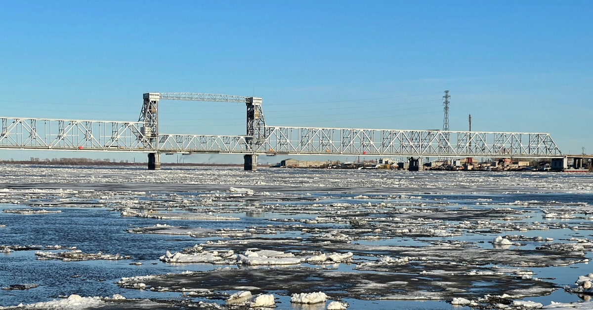 Ледоход северная двина сегодня на реке. Ледоход мост. Архангельск мост через Северную Двину. Ледоход мост защита. Железнодорожный мост через Северную Двину в Котласе.