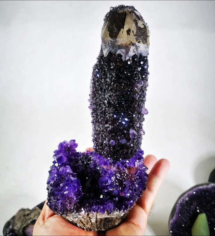 Аметистовая жеода с формацией кальцита