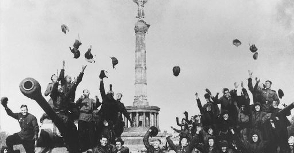 9 мая 1945. Девятого мая Берлин 1945. 9 Мая 1945 года Берлин. Радость Победы 1945 Берлин. 9 Мая 1945 день Победы Берлин.