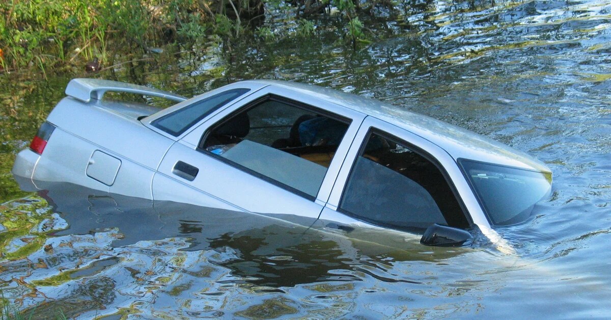 К чему снится машина в воде. Машина тонет. Машина упала в воду. Затонувшие автомобили Лады. Белая машина тонет.