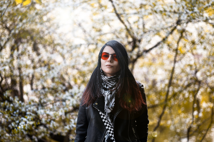 Под яблоней