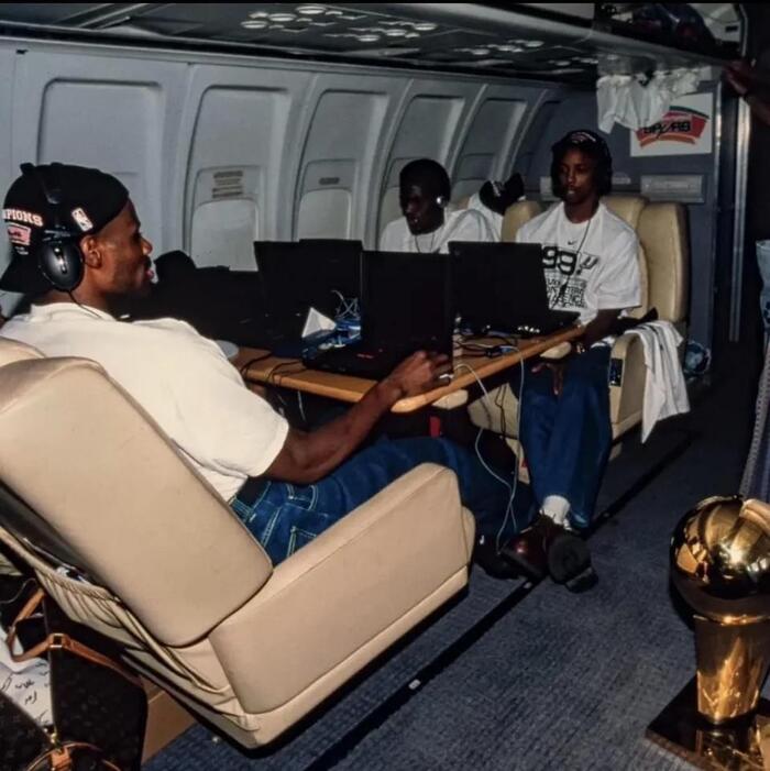 Баскетболисты из команды San Antonio Spurs играют в Starcraft в самолете после победы в финале НБА, 1999 год Фотография, Спортсмены, Баскетболисты, NBA, Геймеры, Компьютерные игры, Ноутбук, Starcraft, Игры, Отдых, США, Американцы, 1999, 90-е