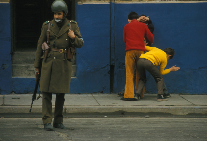 Дети играют в аресты и обыски через несколько дней после прихода Пиночета к власти. Чили, 1973 год