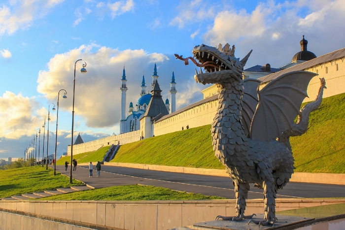 Дракон Зилант на фоне Казанского Кремля