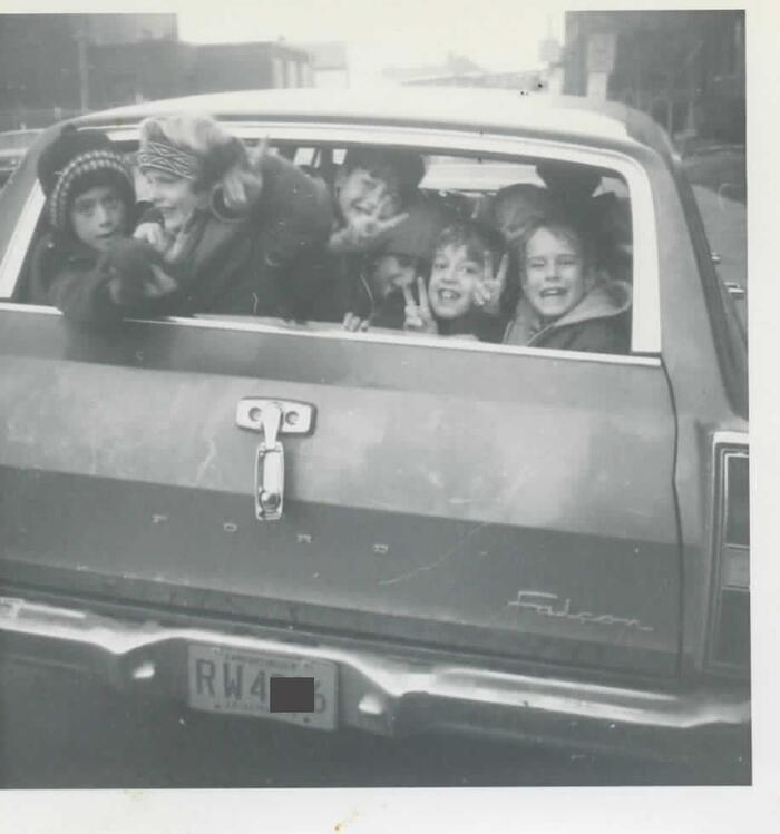 Перевозка детей в машине, США, 1971 год Фотография, Черно-белое фото, Дети, США, Американцы, Авто, Универсалы, Улыбка, 1971, Безопасность, Багажник, Поездка, Reddit