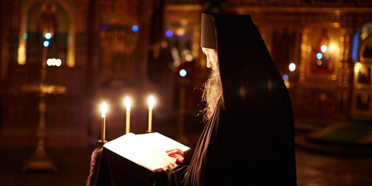 Икона церковь свеча. Свеча перед иконой. Люди молятся в церкви. Человек молится. Псалтирь в храме.