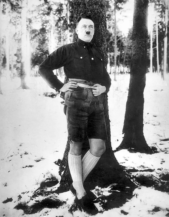 Адольф Гитлер в национальных брюках тирольцев и баварцев,