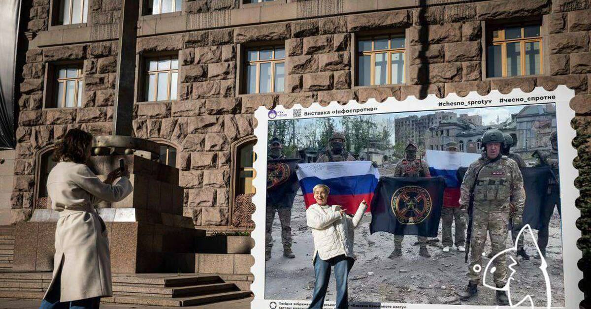 Украинцы радуются теракту в крокусе. Украинцы фотографируются на фоне моста. Фотозона Украина. Баннер-марку с взорванным крымским. Баннер с крымским мостом.