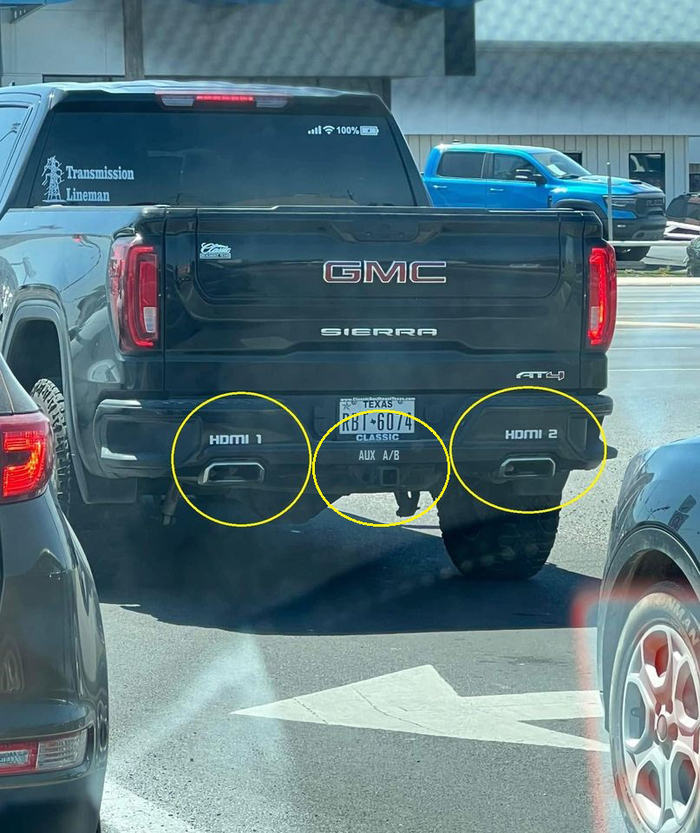 Судя по принту слева, чувак умеет работать с проводами, со связью и с юмором