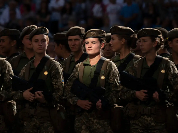Украинские женщины, готовящиеся к войне, могут убить россиян «канцелярскими принадлежностями», заявил лидер группы сопротивления Политика, Новости, Украина, Женщины, Канцтовары, Россия и Украина, Спецоперация, Длиннопост