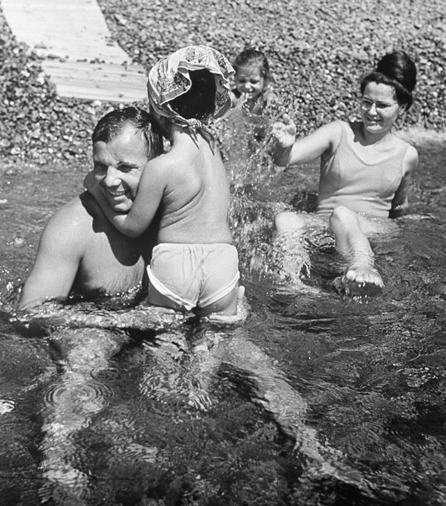 Юрий Гагарин с детьми и женой