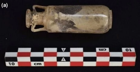 Удивительная находка: археологи нашли духи возрастом почти две тысячи лет в закупоренном флаконе в нетронутой римской гробнице в Испании Археология, История (наука), Научпоп, Древний Рим, Длиннопост Удивительная находка: археологи нашли духи возрастом почти две тысячи лет в закупоренном флаконе в нетронутой римской гробнице в Испании Археология, История (наука), Научпоп, Древний Рим, Длиннопост