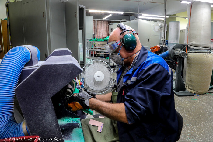 Из серии «Именно они делают Россию великой» / снято мной на обувной фабрике Юничел