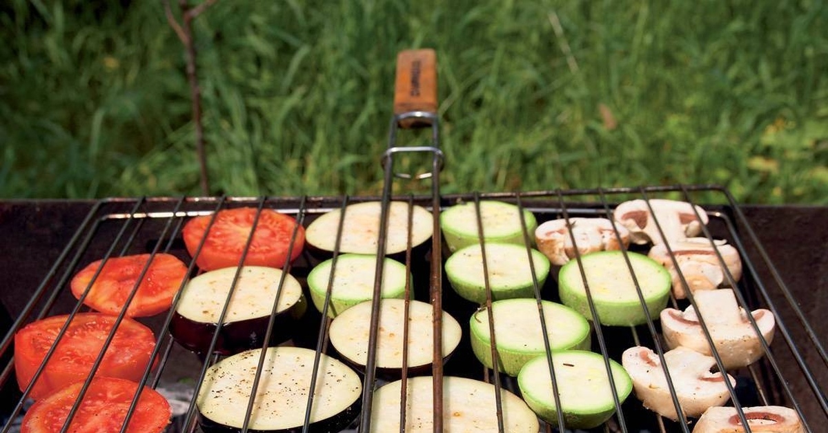 Приготовление шашлыка на решетке. Овощи барбекю. Овощи на решетке. Овощи на мангале. Решетка гриль для овощей.