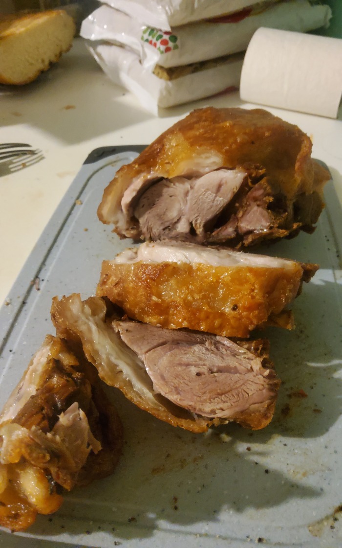 Иногда готовлю еду в данном случае это рулька из состояния заморожено Рулька, Еда, Кот, Видео, Вертикальное видео, Длиннопост