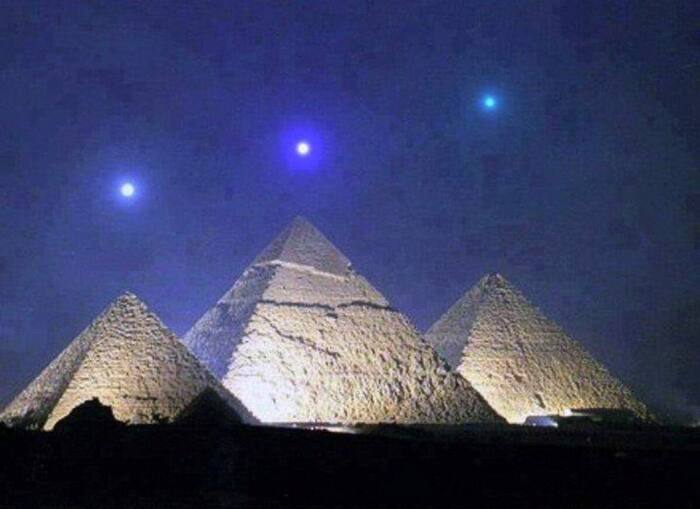 Меркурий, Венера и Сатурн над пирамидами Гизы, Египет Сатурн, Венера, Меркурий, Планета, Астрономия, Египет, Гиза, Космос, Планета Земля, Астрофото