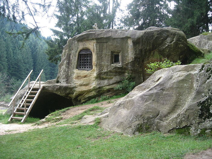 Дом, высеченный в камне румынским монахом XV века