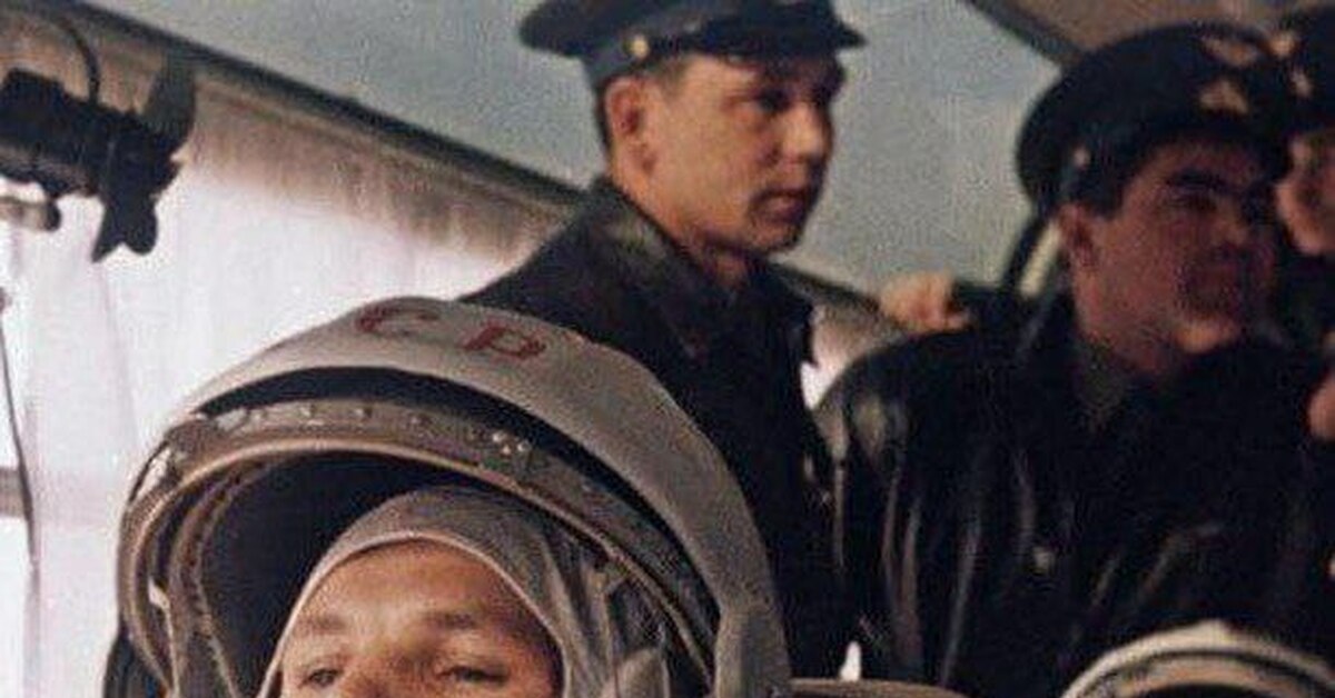 Гагарин перед полетом. Гагарин перед стартом. Гагарин перед посадкой в корабль.