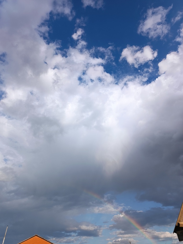После короткого дождя маленький кусочек радуги Небо, Радуга, Облака, Мобильная фотография