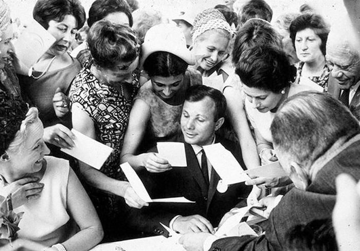 Юрий Гагарин в окружении поклонниц, 1960-е