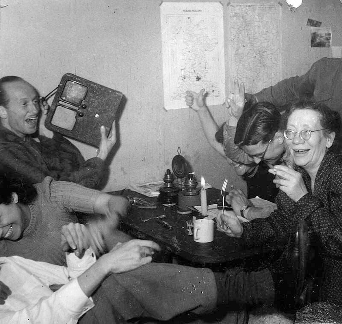 Голландские члены Сопротивления слышат по радио новость